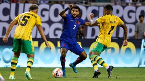 Deandre Yedlin (C) disputa un balón con los defensores de Jamaica.