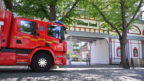 Los cuerpos de emergencia llegan al parque de diversiones en Estocolmo.