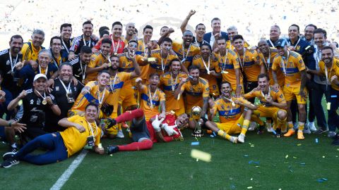 Tigres de la UANL celebra el título que consiguió ante Pachuca.