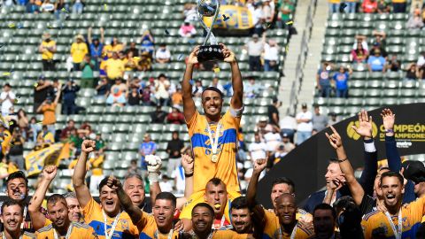 Tigres alzando el trofeo de Campeón de Campeones.