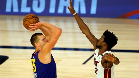 Nikola Jokic (L) durante un encuentro ante Miami Heat contra Jimmy Butler (R).