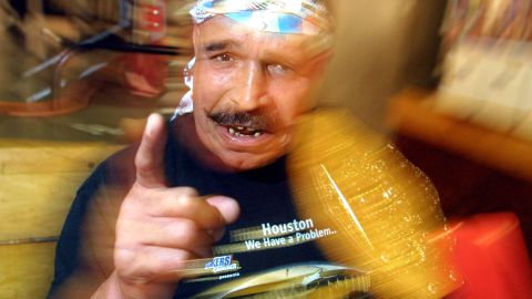 "The Iron Sheik" fotografiado en la Comic Book, Art, and Toy Show en 2001