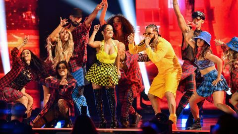 Becky G y El Alfa en la fiesta de Premios Juventud del año 2021.