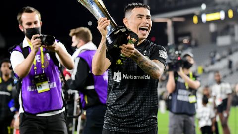 Lucas Zelarayán alza el trofeo de la Campeones Cup que el Columbus Crew conquistó en 2021.