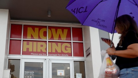Dueños de negocios en Florida advierten que Ley SB 1718 complicará la contratación de personal.