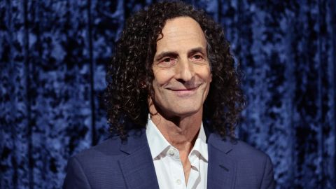 Kenny G recibe $600,000 dólares por alquilarle la propiedad a Jeff Bezos.