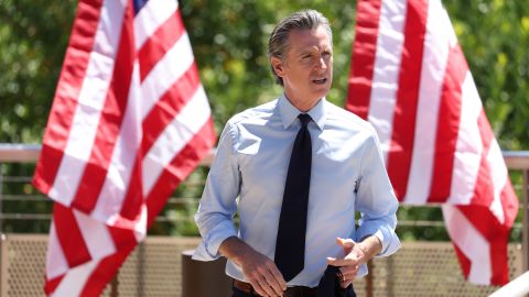 El gobernador de California, Gavin Newsom, investigará traslado de migrantes: "DeSantis tiene que asumir su responsabilidad"