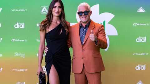 Rachel Valdes y Alejandro Sanz en la alfombra roja de los premios "Cadena Dial" 2022