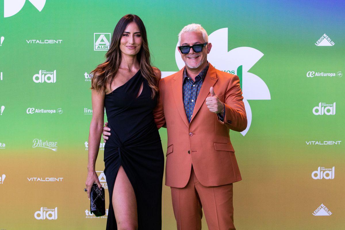 Rachel Valdes y Alejandro Sanz en la alfombra roja de los premios "Cadena Dial" 2022