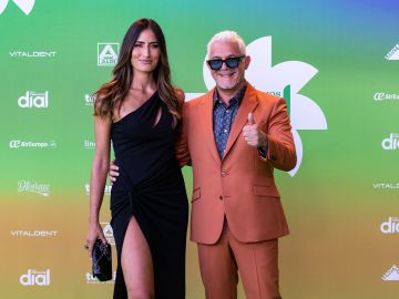 Rachel Valdes y Alejandro Sanz en la alfombra roja de los premios "Cadena Dial" 2022