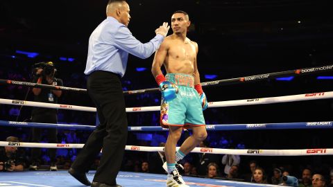 Teófimo López al culminar uno de los round de su combate.