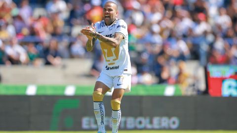 Dani Alves durante su última pasantía como futbolista con los Pumas de la UNAM en la Liga MX.