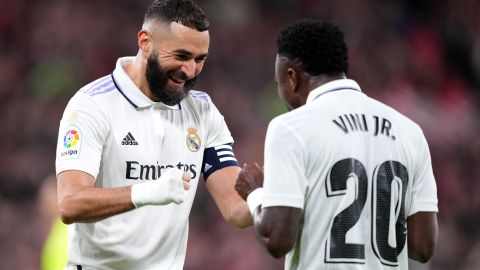 Karim Benzema junto a Vinícius Jr.