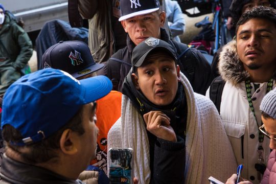Migrantes alojados en antigua prisión de Manhattan fueron evacuados luego que explotara una tubería