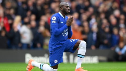 Koulibaly protesta contra el racismo durante un encuentro ante Southampton.