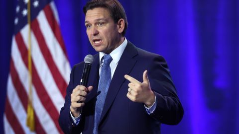 El gobernador Ron DeSantis dio a conocer parte de sus planes migratorios.