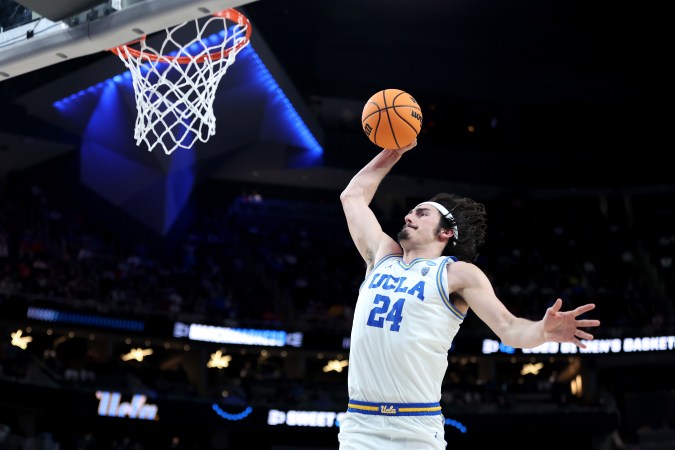 Jaime Jáquez Jr. clava la pelota en el aro durante un encuentro ante Gonzaga Bulldogs en la NCAA. FOTO: Sean M. Haffey/Getty Images.