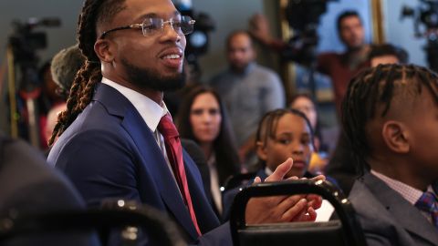 Damar Hamlin durante un homenaje que recibió en la Casa Blanca.