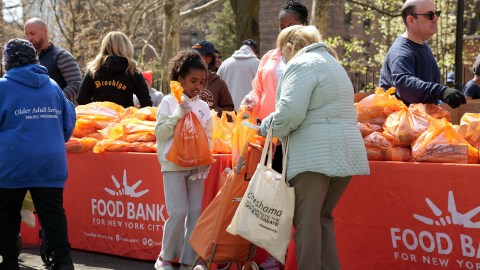 Una distribución de alimentos del Food Bank For New York City en Queensbridge Houses, Queens, en abril del 2023.