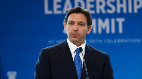 El gobernador Ron DeSantis busca expulsar a indocumentados de Florida.