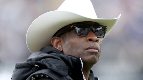 Deion Sanders durante un evento de Colorado Football Spring.