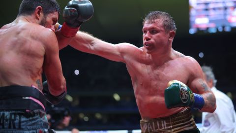 Canelo Álvarez en su pelea ante John Ryder.