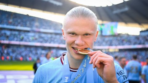 Erling Haaland con la medalla de campeón de la Premier League.