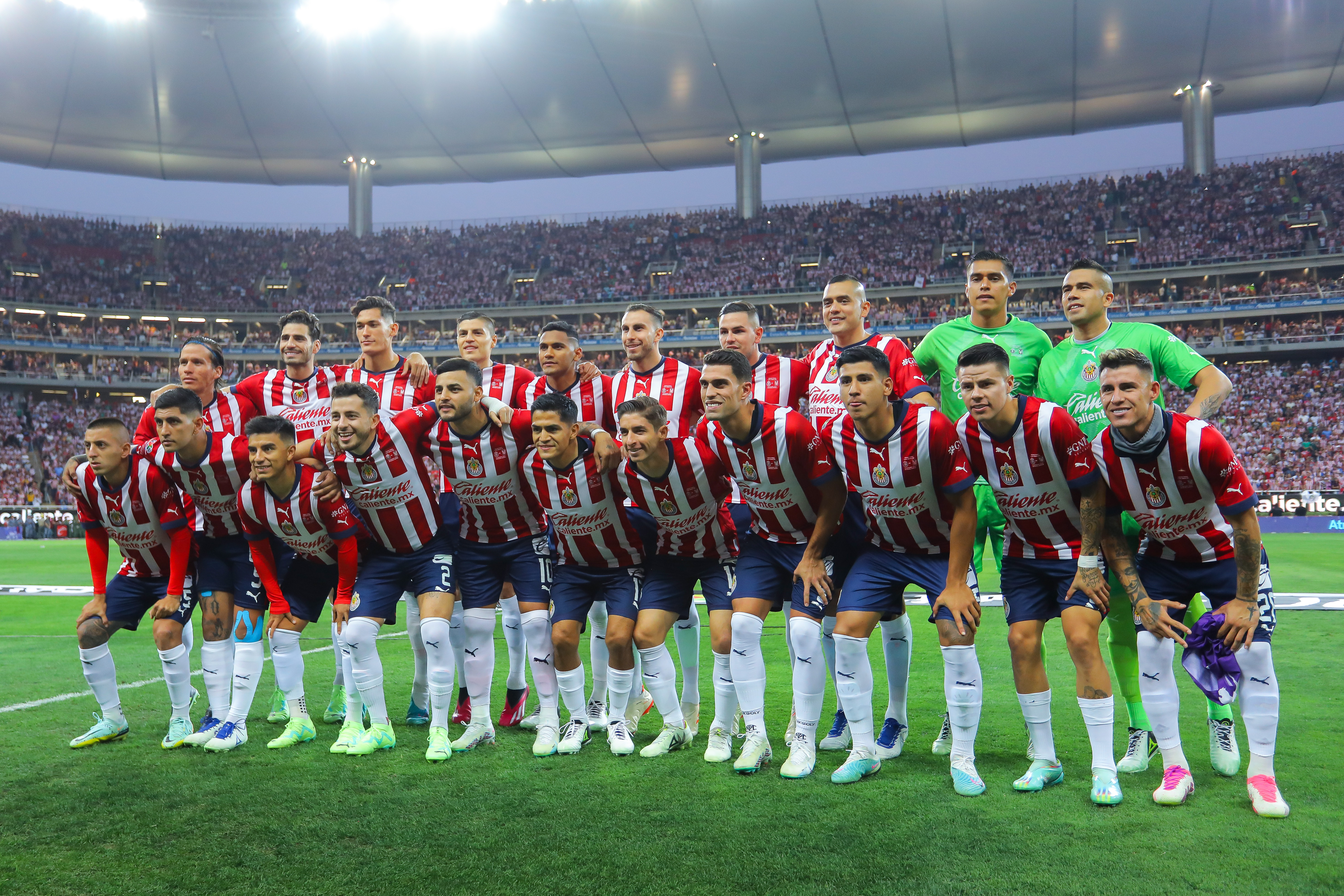 Pumas Y Chivas De Guadalajara Presentaron Su Nuevo Uniforme Para El ...