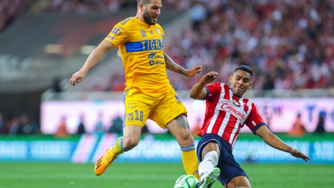 El delantero ha demostrado ser un fiel impulsor del fútbol en México.