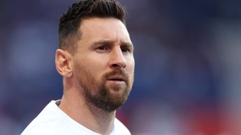 A Lionel Messi se le vio incómodo mientras resolvía su problema de visado en China.