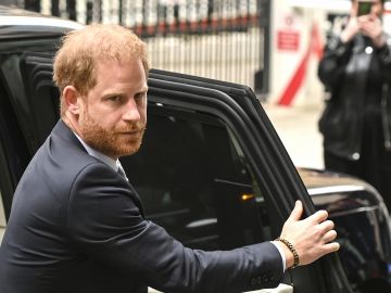 Reportan que el príncipe Harry pareció ahogar las lágrimas luego de su interrogatorio en el segundo día de su juicio.
