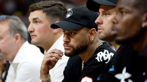 Neymar (C) y Paul Pogba (R) fueron algunos de los famosos presentes en el tercer juego de las finales de la NBA entre Heat y Nuggets en Miami.