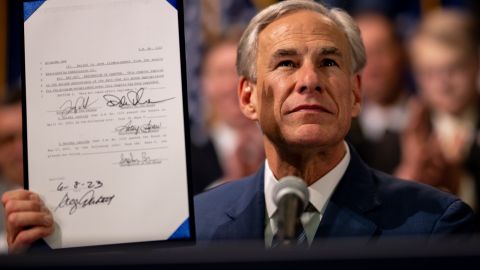 Greg Abbott promulgó un paquete de leyes de seguridad fronteriza.