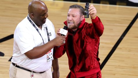 Conor McGregor luego de propinarle el golpe a la mascota del Miami Heat.
