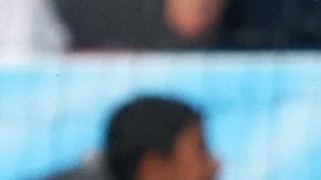 Usain Bolt (L) celebra su gol junto al exfutbolista Patrice Evra (R).