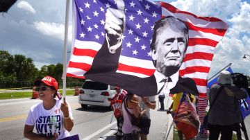 Con carteles en lo que se puede leer "I stand with Trump" sus seguidores se congregaron para apoyarlo.