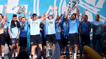 Jugadores del Manchester City posan con las tres Copas que alzaron en la temporada 2022-2023.