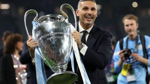 Khaldoon Al Mubarak levanta "La Orejona" tras la final de la Champions League entre el City y el Inter.