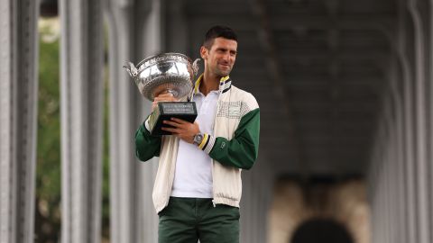 Novak Djokovic celebra en las calles de París su triunfo en Roland Garros.