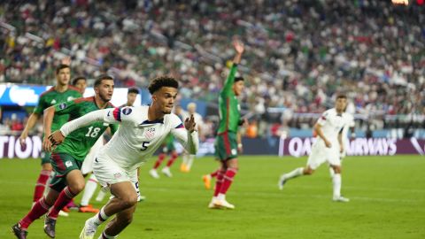 Antonee Robinson celebrando un gol de EE.UU. ante México.