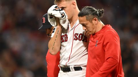 Tanner Houck es retirado del encuentro ante Yankees por el pelotazo que recibió.