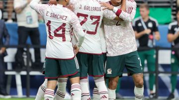 Jesús Gallardo (#23) celebra con sus compañeros el gol que le dio la victoria a México sobre Panamá en la Liga de Naciones de la Concacaf.