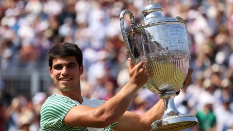 Carlos Alcaraz se coronó campeón en The Queen's Club.