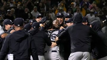 Domingo Germán es felicitado por sus compañeros de los Yankees tras lanzar un juego perfecto en Oakland el 28 de junio de 2023.