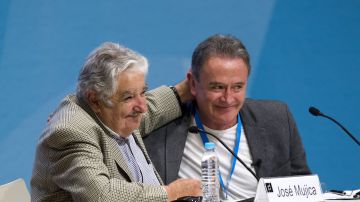 El periodista Ricardo Rocha con el expresidente de Uruguay, José Mujica.