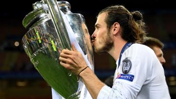 Gareth Bale con el trofeo de la Champions League.