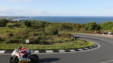 Un competidor de la Isle of Man TT en las prácticas de la carrera en 2009.