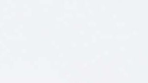 El video captó al hombre golpeando a la oficial en el rostro.