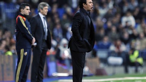 Hugo Sánchez dirigiendo al Almería durante un encuentro ante su exequipo Real Madrid.