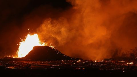 La lava emerge del volcán Kilauea durante su última erupción.